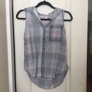 SO sleeveless high low button down top XXS